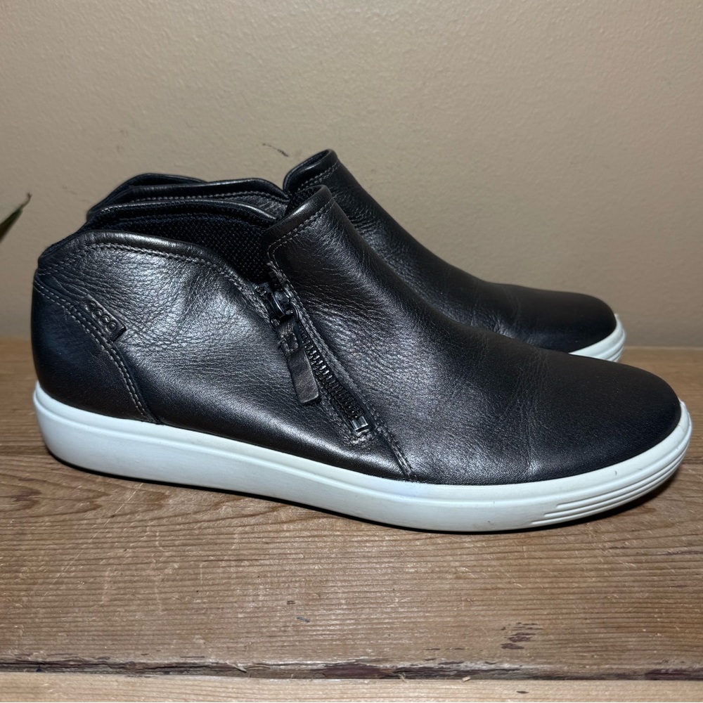ECCO Women’s Soft 7 low cut zip bootie casual shoe size 9 Metallic